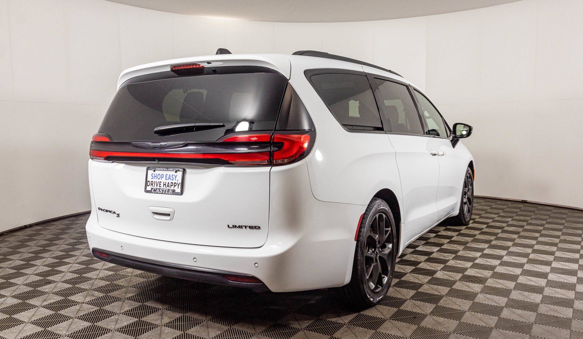 Used 2025 Chrysler Pacifica Limited FWD image 19
