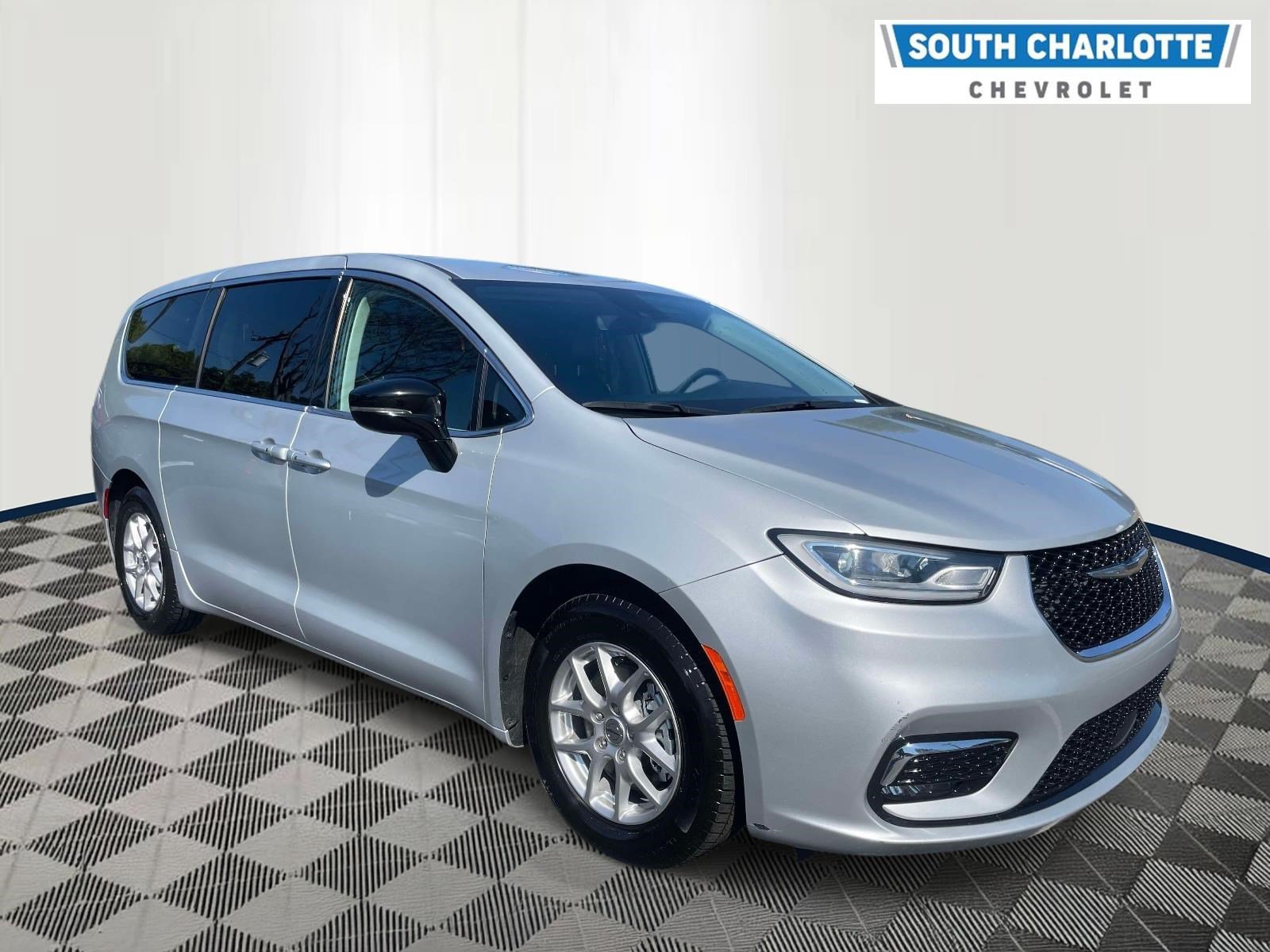 Used 2024 Chrysler Pacifica Touring-L FWD image 3