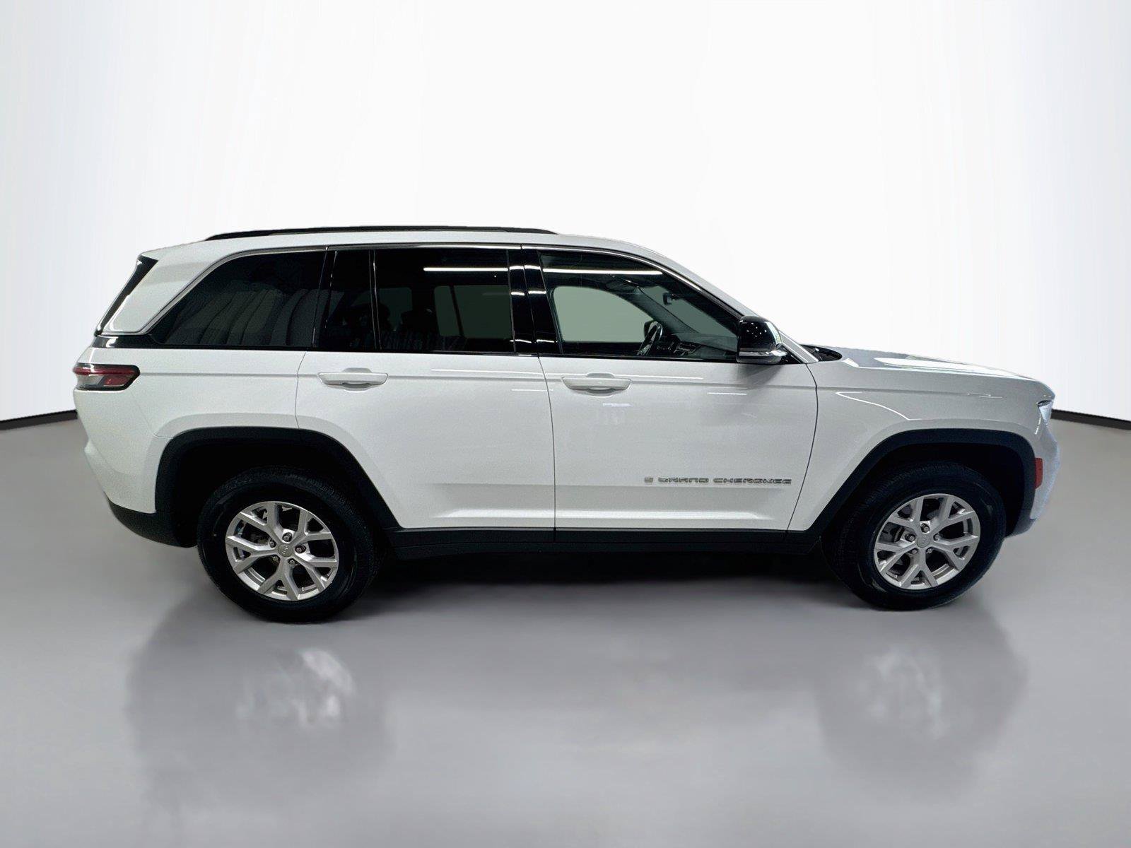 Used 2022 Jeep Grand Cherokee Limited AWD/4WD image 17