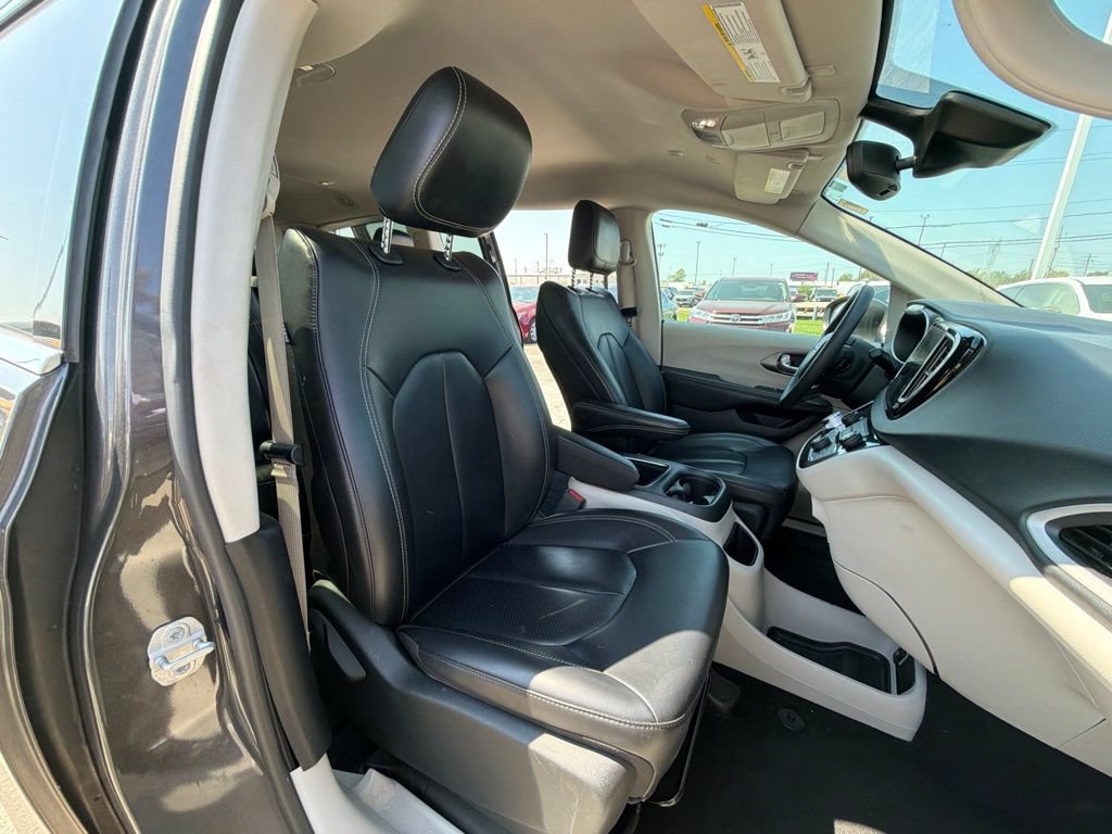 Used 2023 Chrysler Pacifica Touring-L FWD image 24