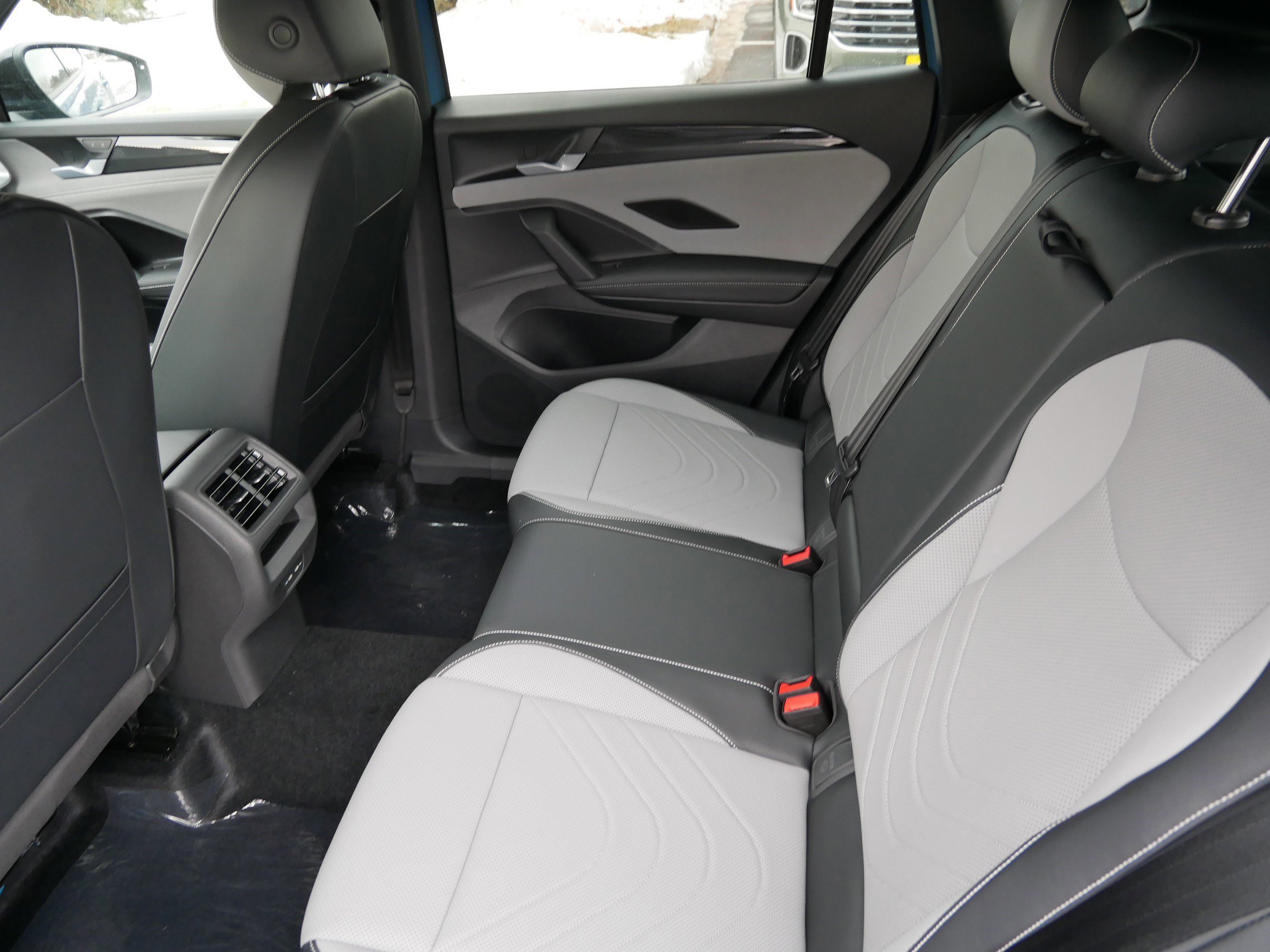 New 2026 Volkswagen Tiguan SE R-Line image 8