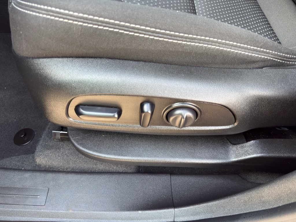 Used 2023 GMC Terrain SLE w/ Driver Convenience Package image 15