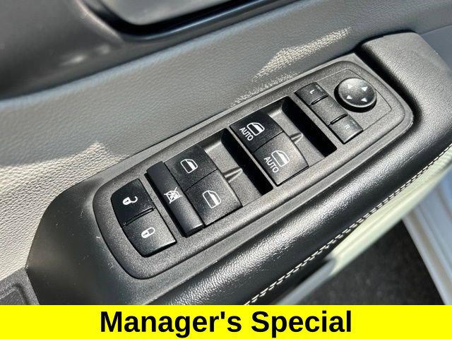 Used 2024 Chrysler Pacifica Touring-L FWD image 11