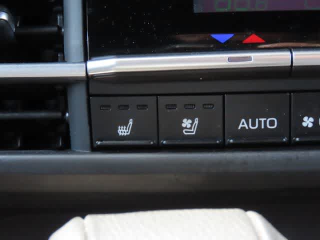 Used 2025 Toyota Sienna Platinum AWD/4WD image 28