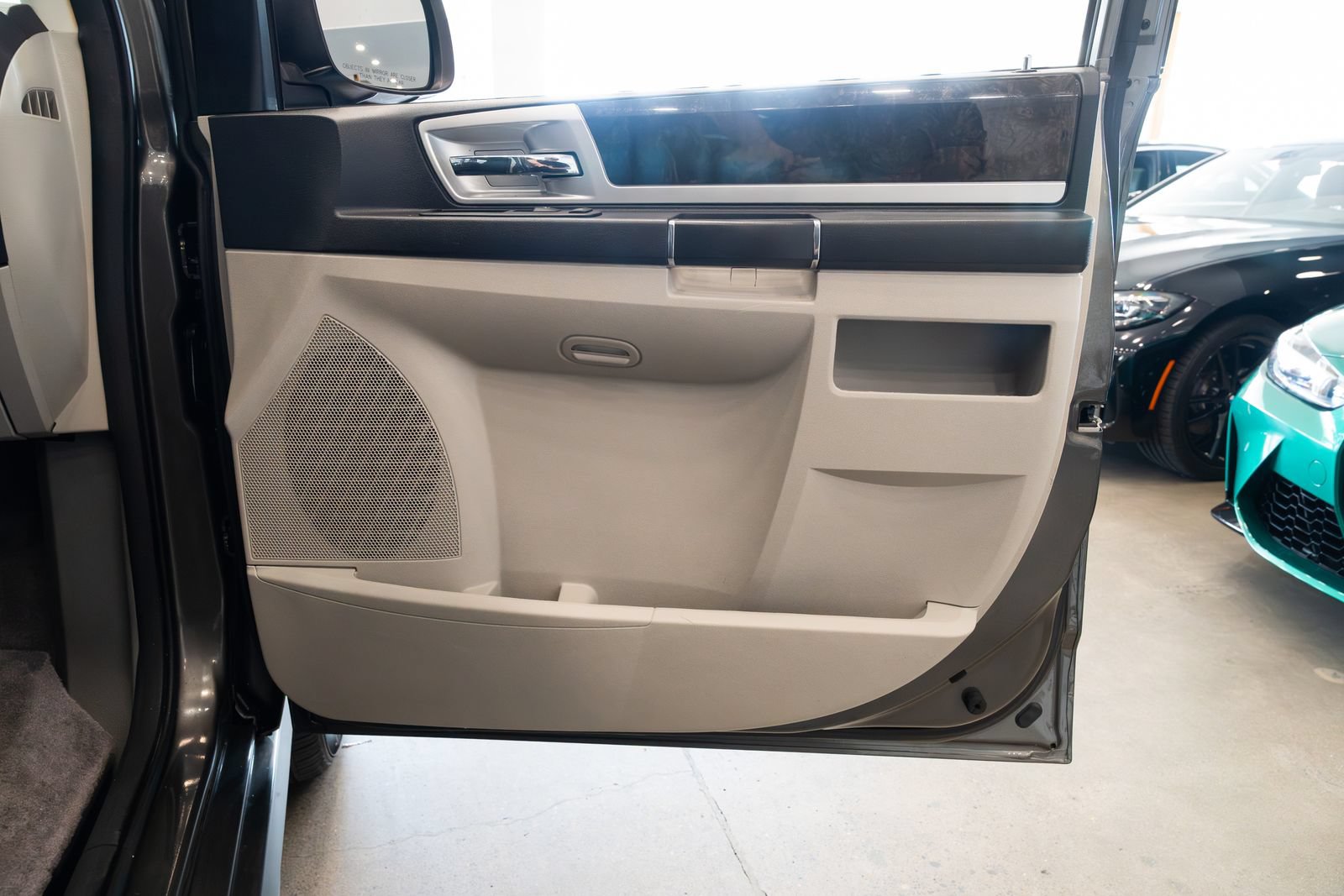 Used 2010 Dodge Grand Caravan SXT FWD image 25