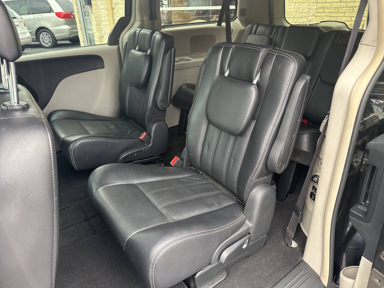 Used 2015 Chrysler Town & Country Touring FWD image 6
