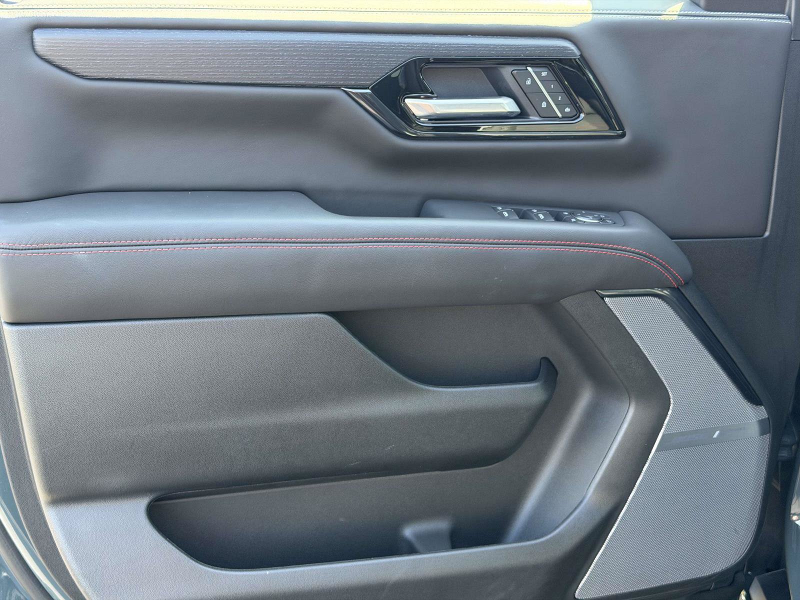 Used 2026 GMC Yukon AT4 Ultimate w/ LPO, Floor Liner Package AWD/4WD image 6