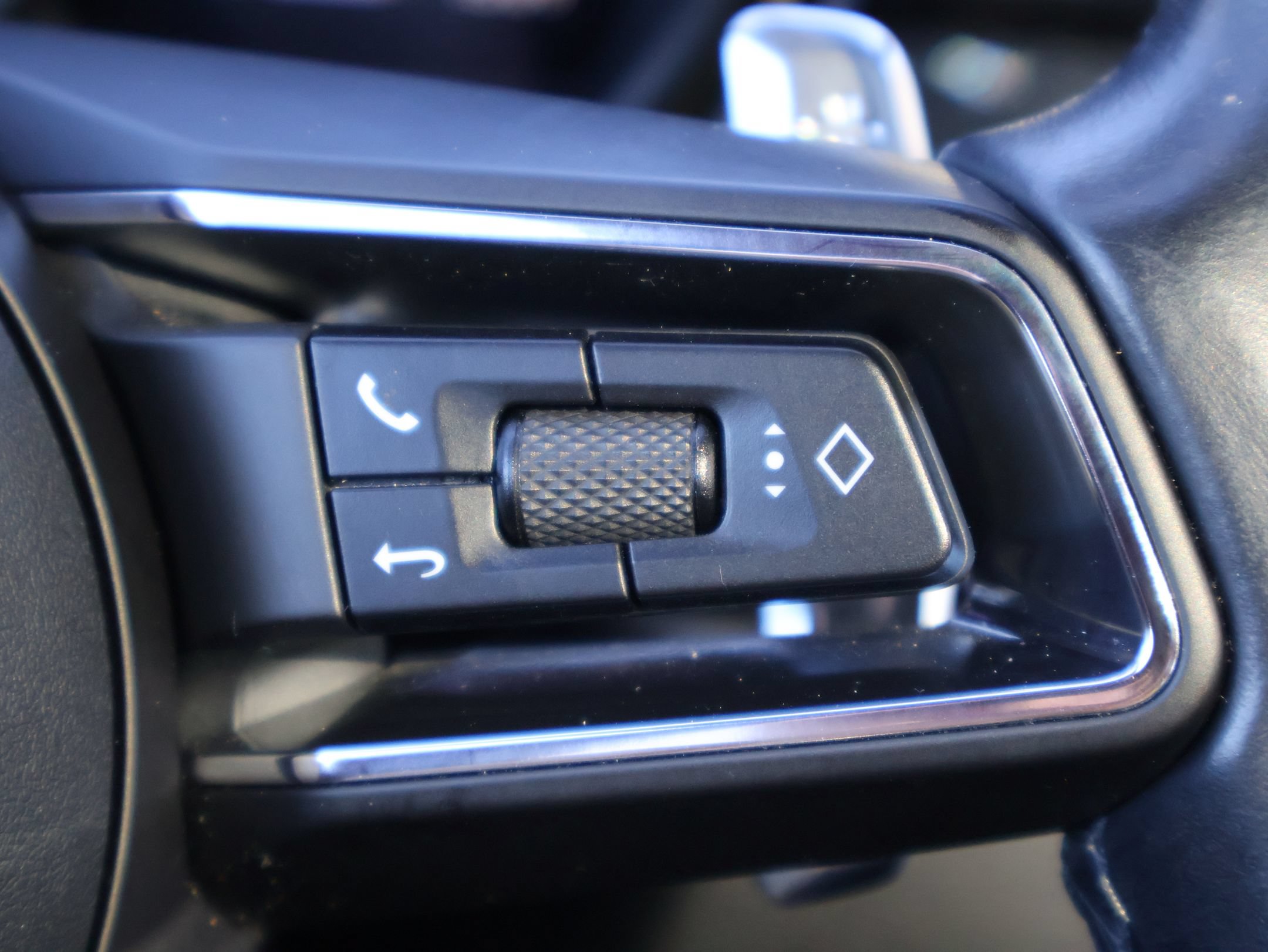 Certified 2023 Porsche Macan AWD/4WD image 18