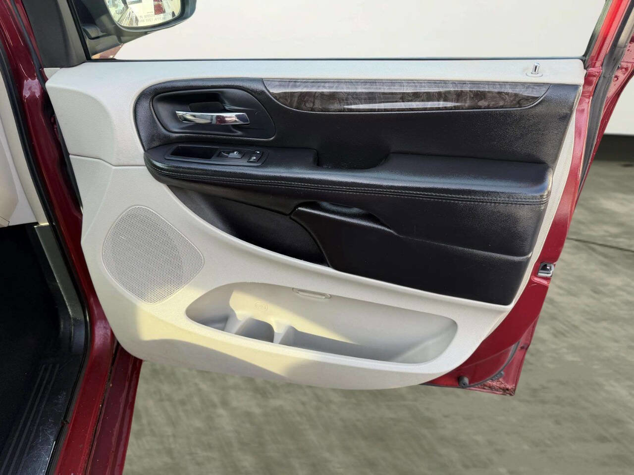 Used 2011 Dodge Grand Caravan Crew w/ Entertainment Group 1 image 31