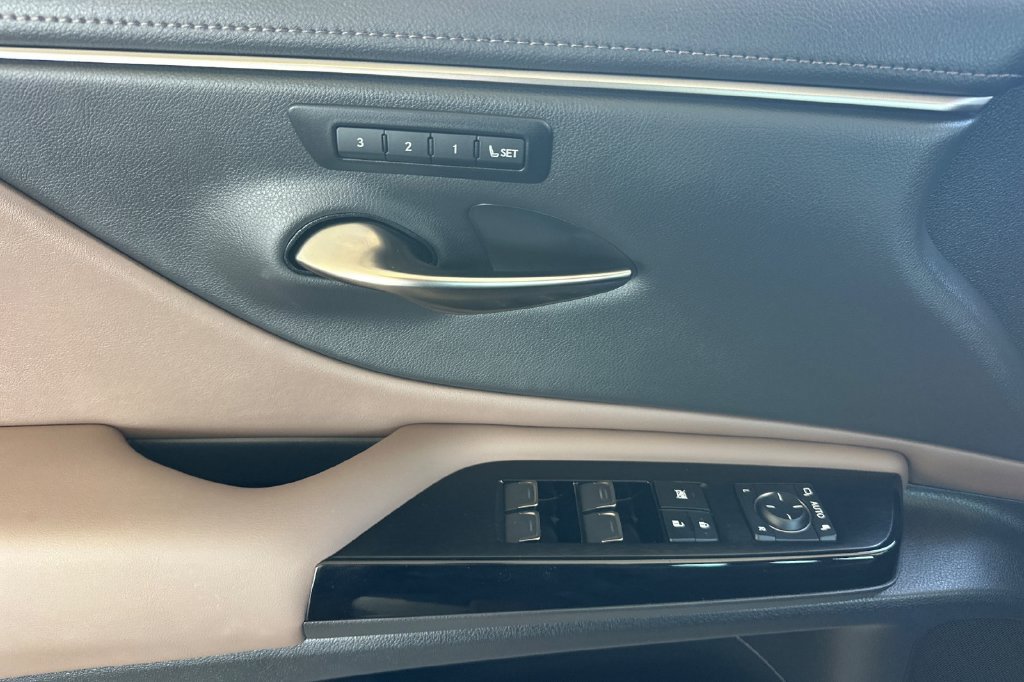 Used 2025 Lexus ES 300h w/ Premium Package FWD image 11
