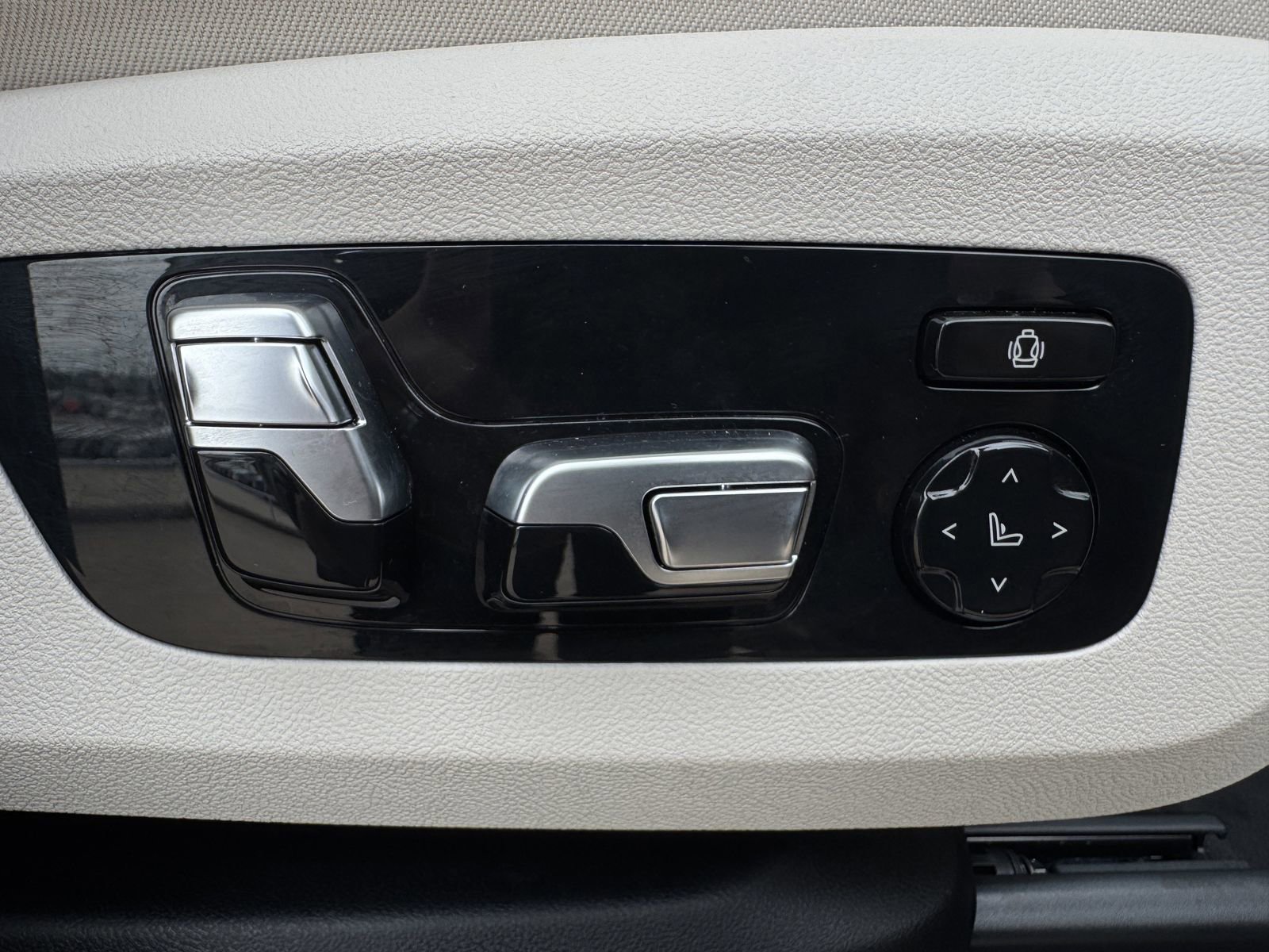 Used 2025 BMW X5 xDrive40i w/ M Sport Package AWD/4WD image 27