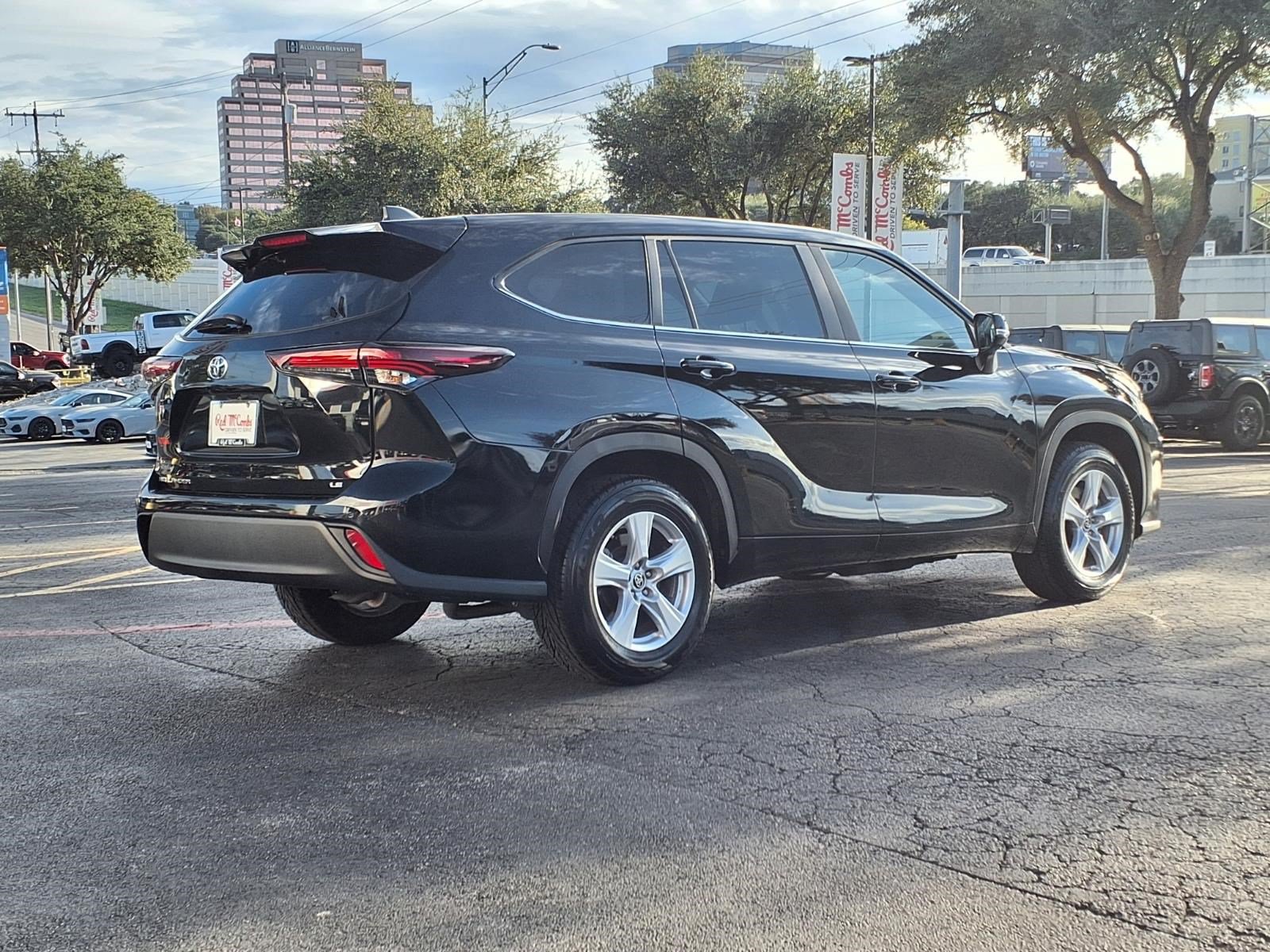 Used 2025 Toyota Highlander LE FWD image 6