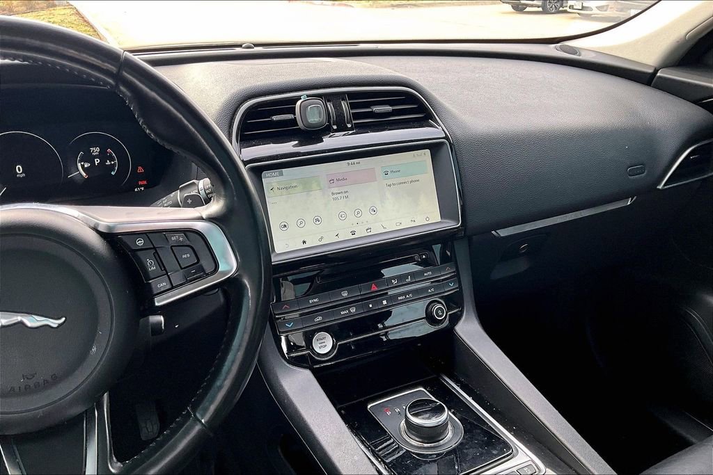 Used 2018 Jaguar F-PACE Prestige image 8