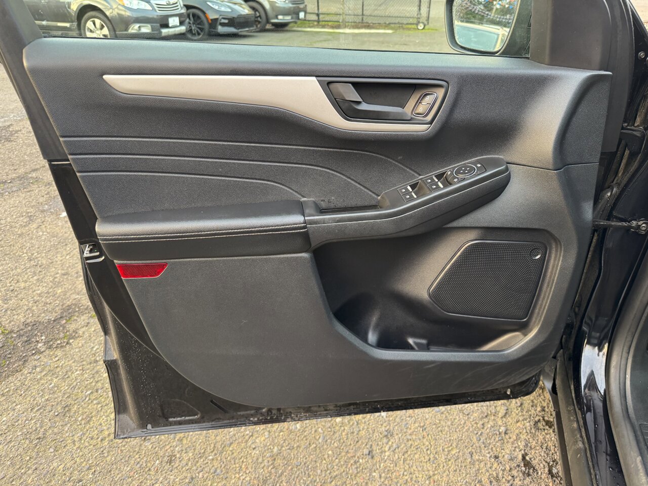 Used 2022 Ford Escape SE image 12