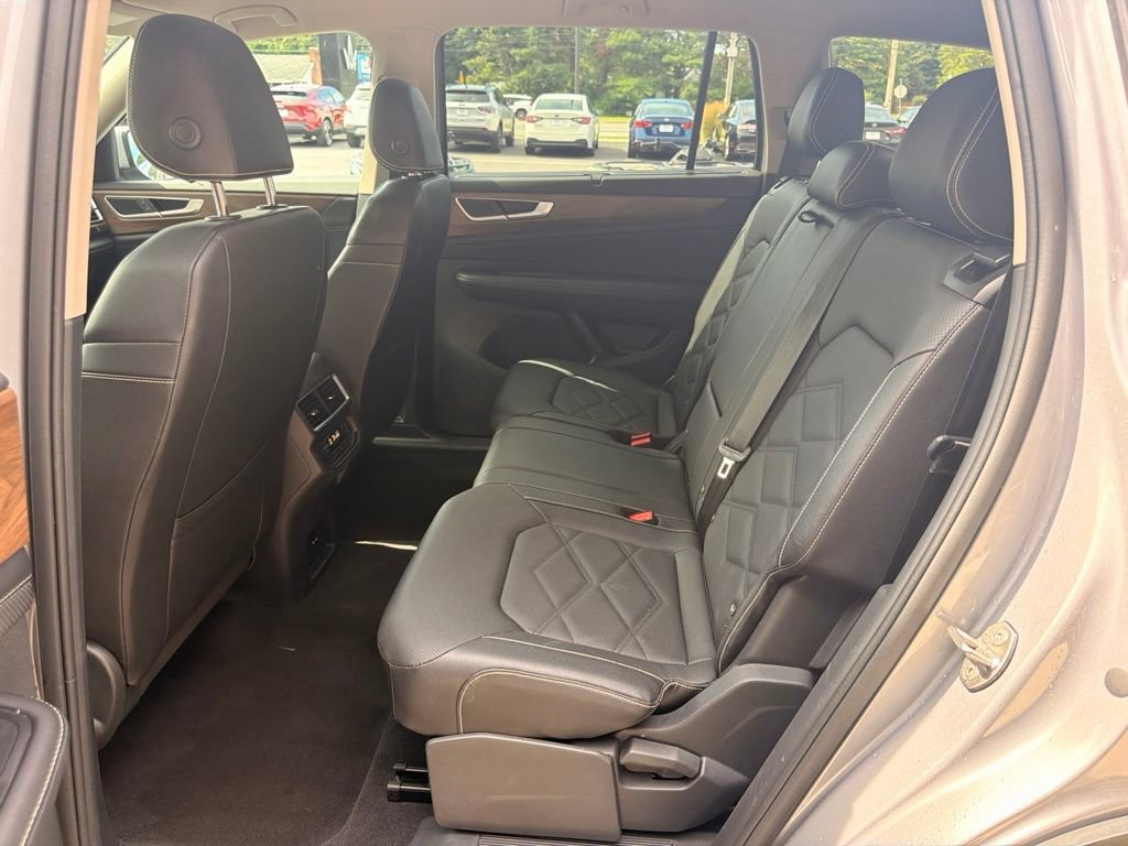 Used 2025 Volkswagen Atlas SE FWD image 13