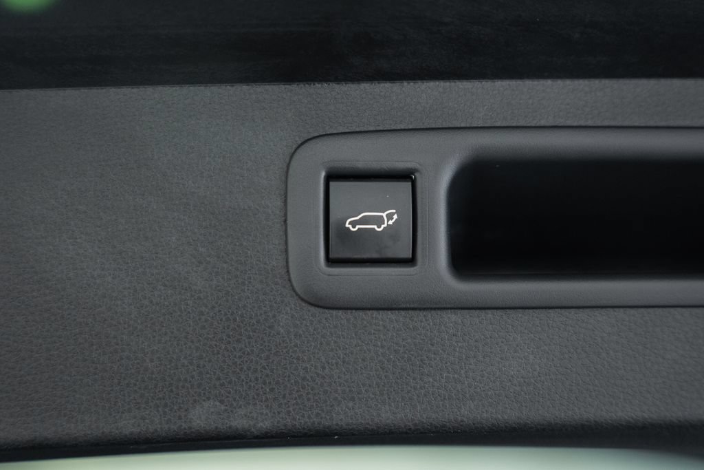 Used 2025 Toyota Highlander XLE AWD/4WD image 9