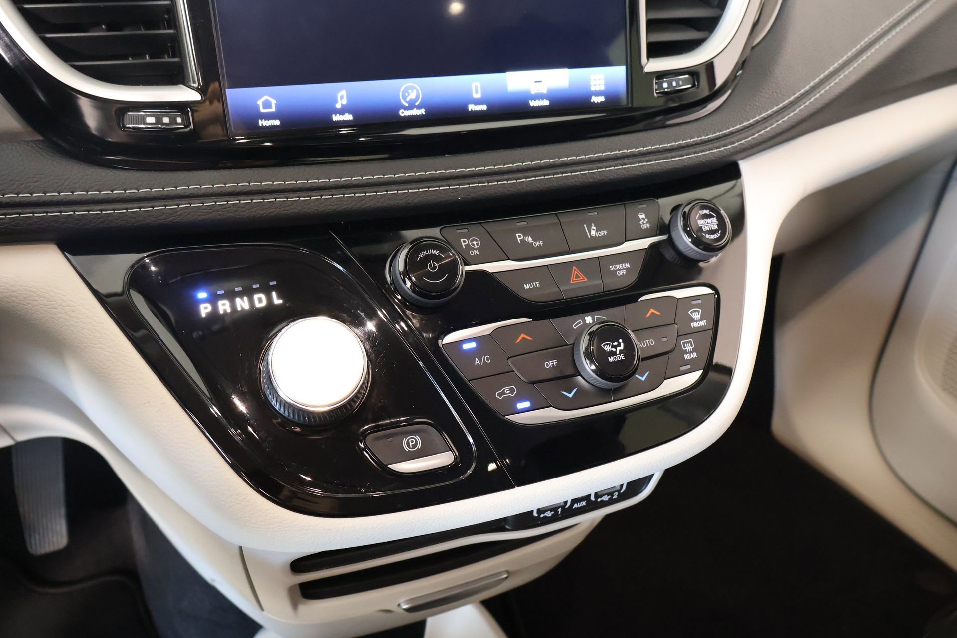 Used 2023 Chrysler Pacifica Touring-L image 7