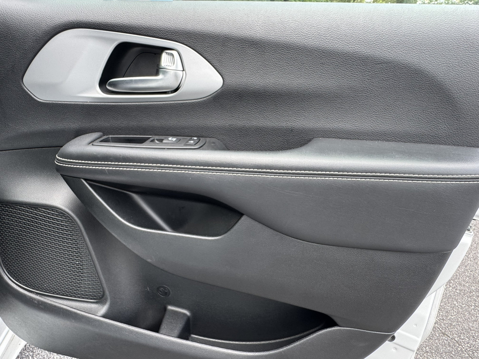 Used 2025 Chrysler Pacifica Limited FWD image 18