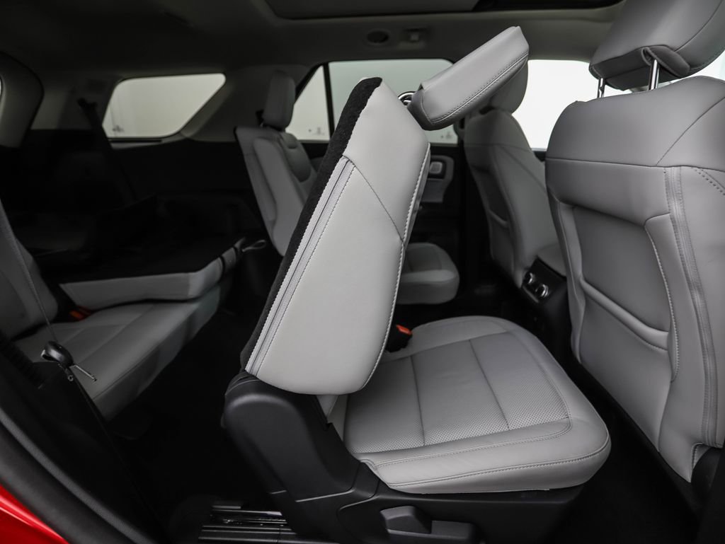 Used 2025 Ford Explorer Platinum w/ Ultimate Package AWD/4WD image 32