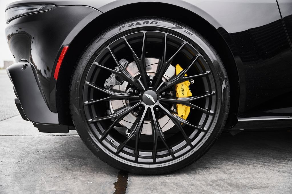 Used 2023 Aston Martin V8 Vantage Coupe RWD image 19