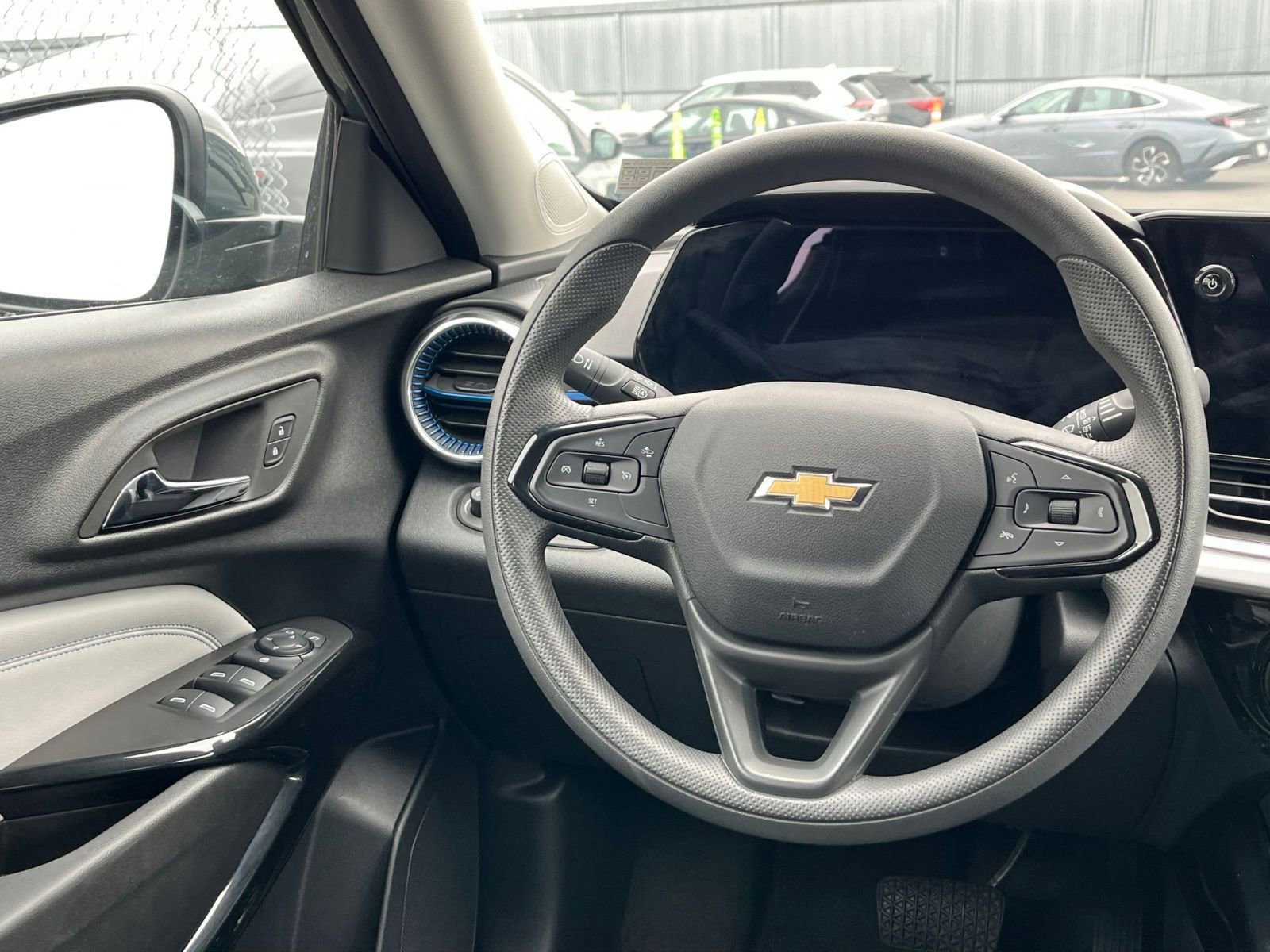 Used 2025 Chevrolet Trax LT FWD image 28