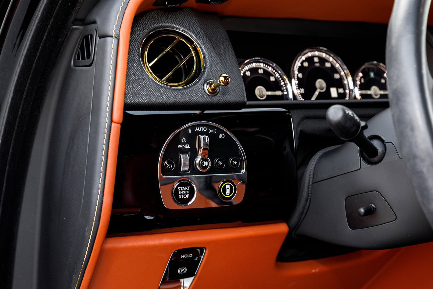 Used 2024 Rolls-Royce Cullinan Base w/ Cullinan Package image 28