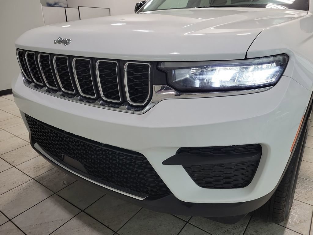 Used 2024 Jeep Grand Cherokee Laredo X image 29