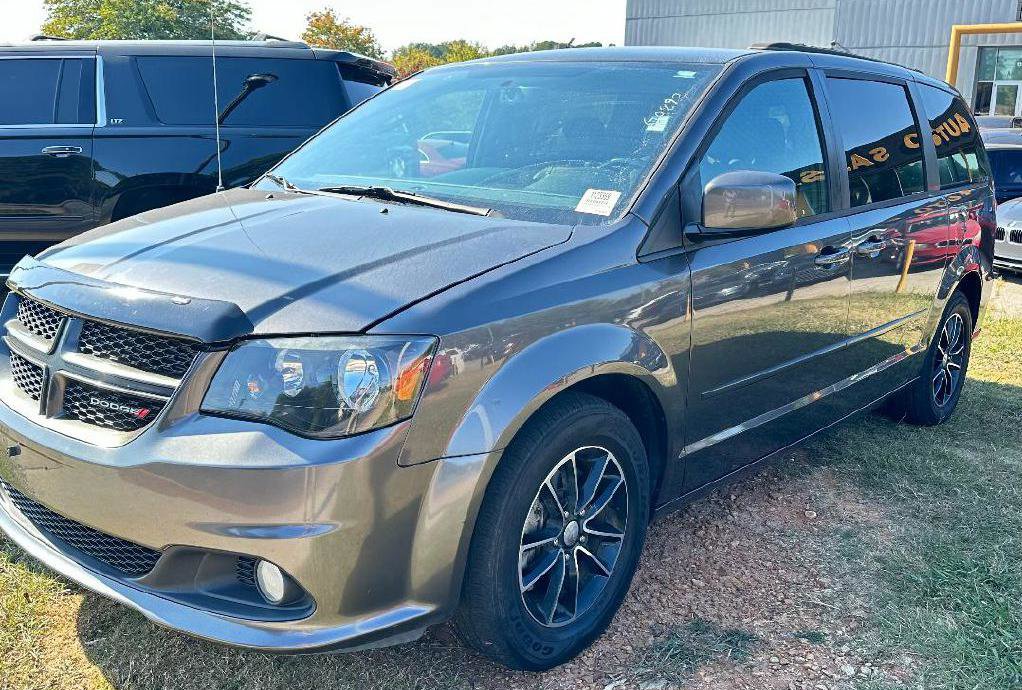Used 2017 Dodge Grand Caravan GT image 3