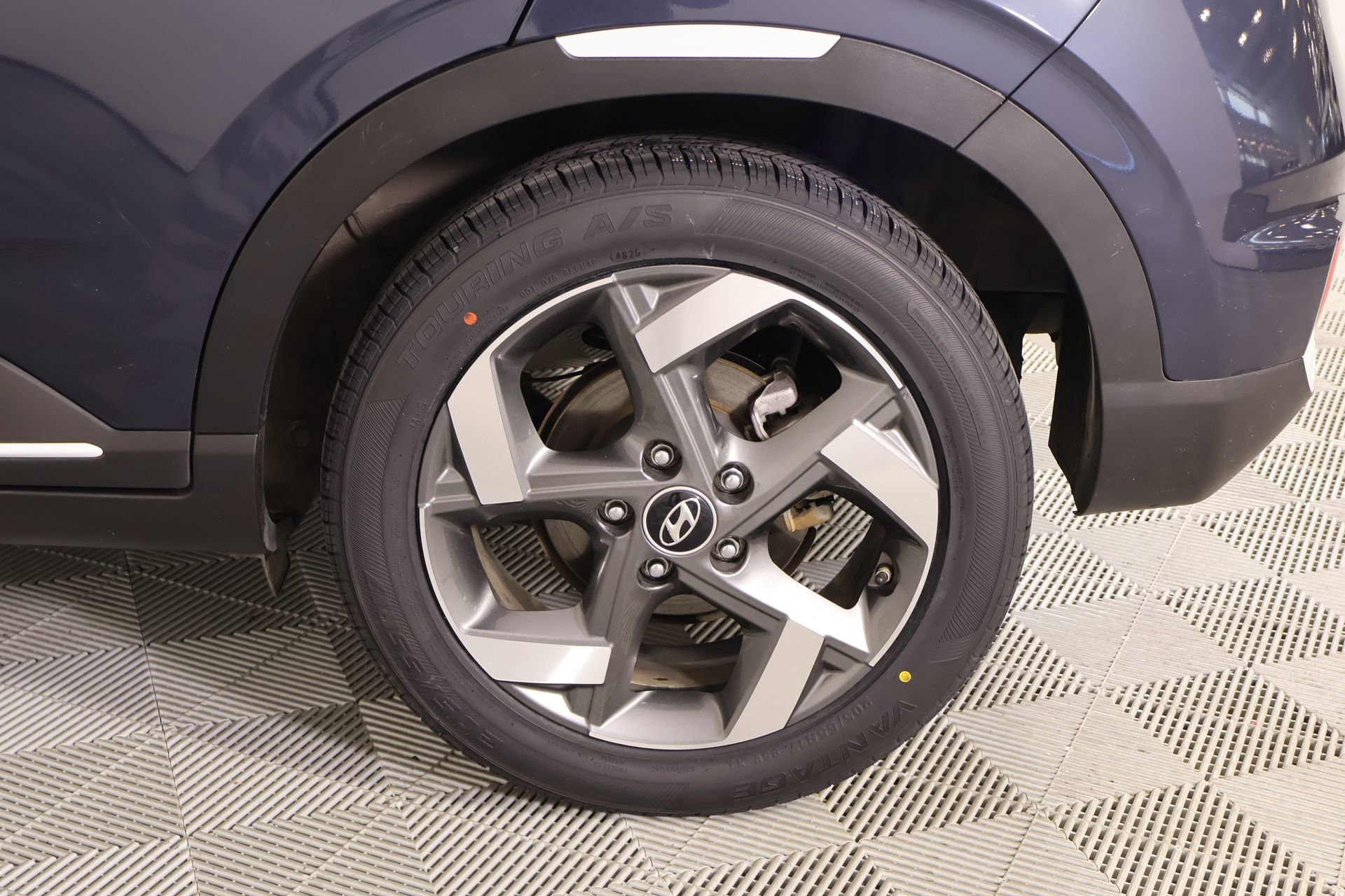 Used 2022 Hyundai Venue Limited image 19