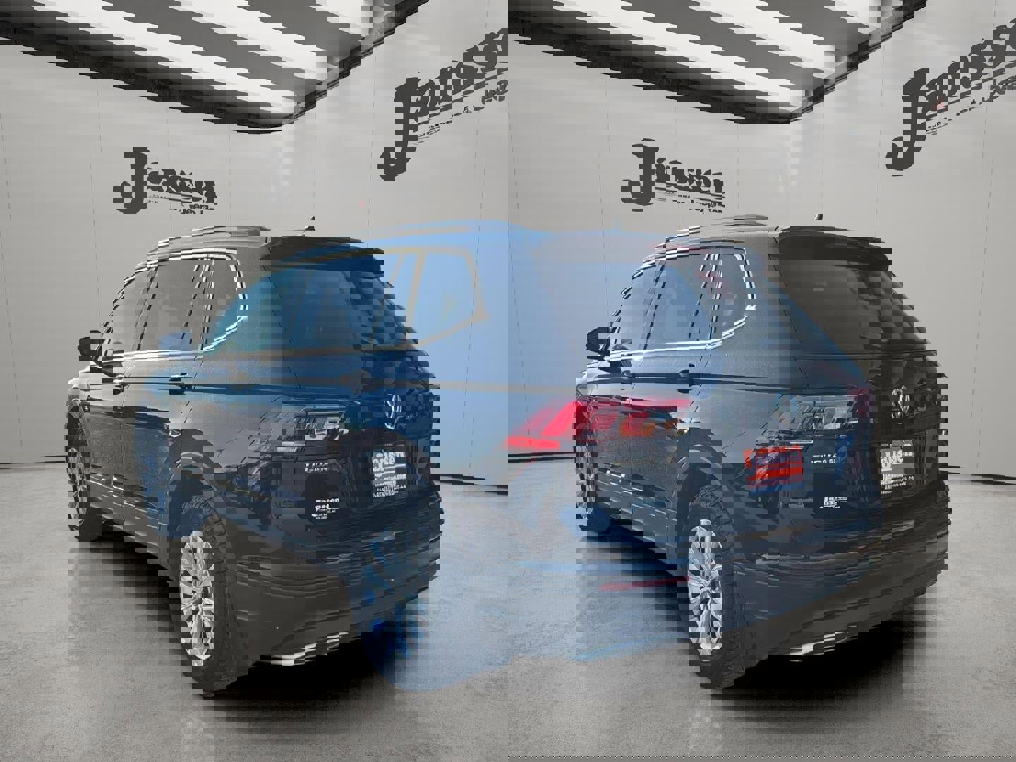 Used 2020 Volkswagen Tiguan S image 2