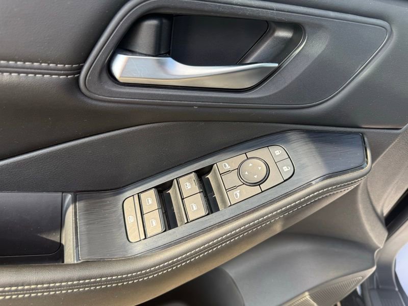 Used 2022 Nissan Rogue SV w/ SV Premium Package image 11