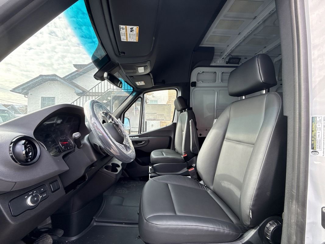Used 2025 Mercedes-Benz Sprinter 2500 image 14