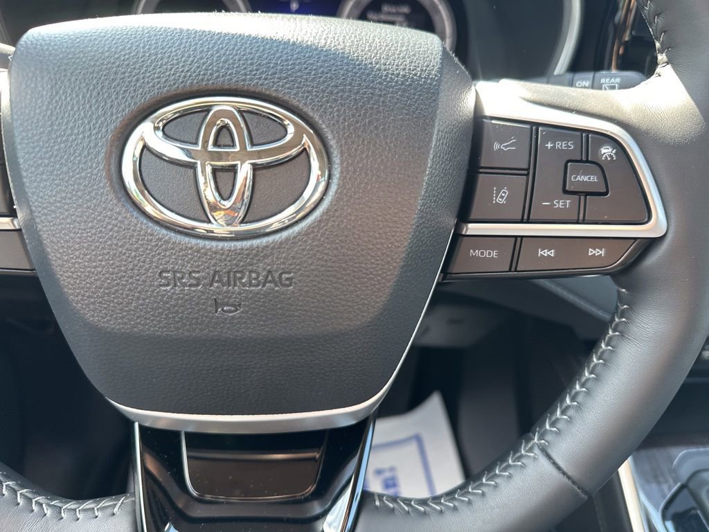 Certified 2025 Toyota Highlander Limited AWD/4WD image 17