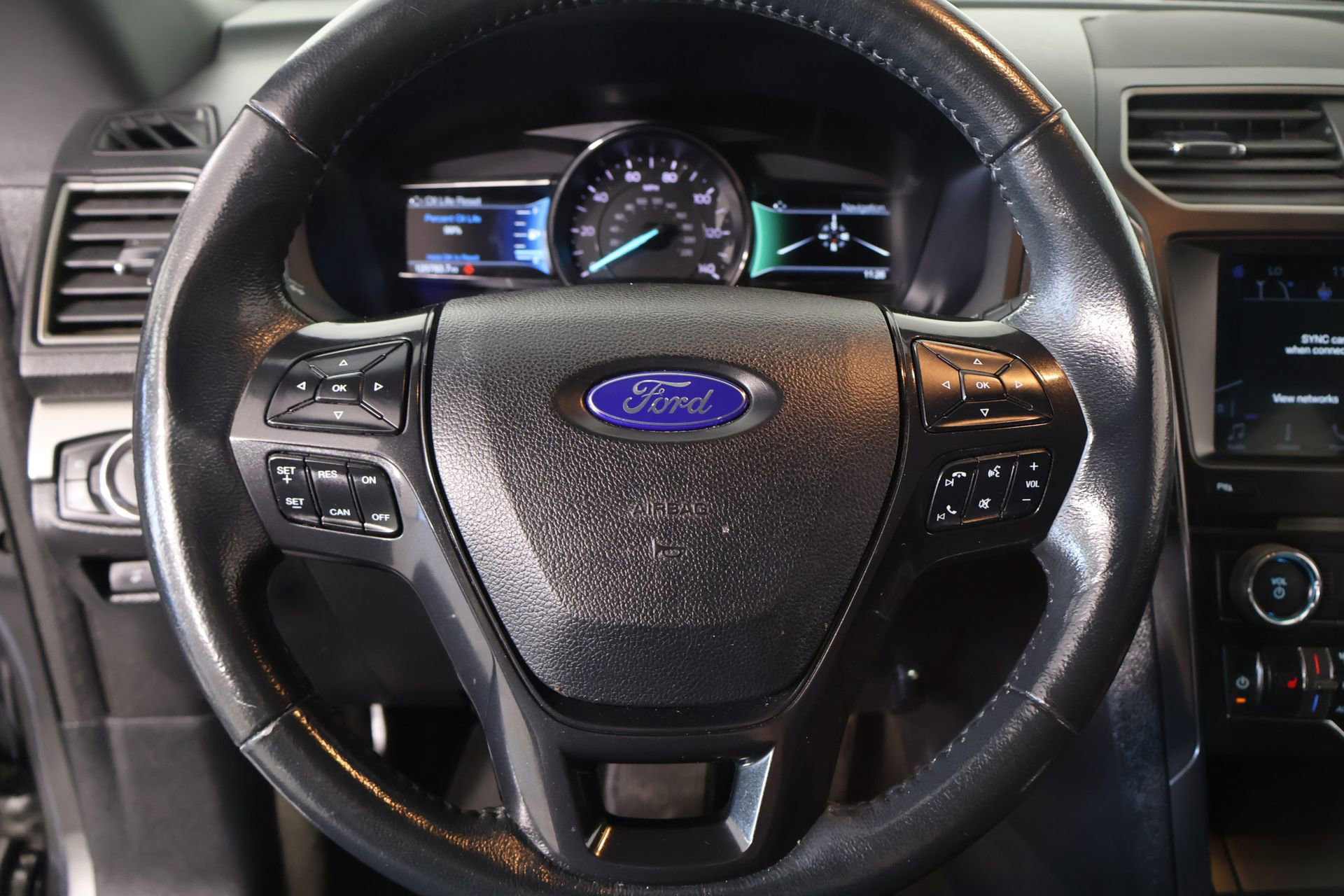 Used 2018 Ford Explorer XLT w/ Equipment Group 202A FWD image 3