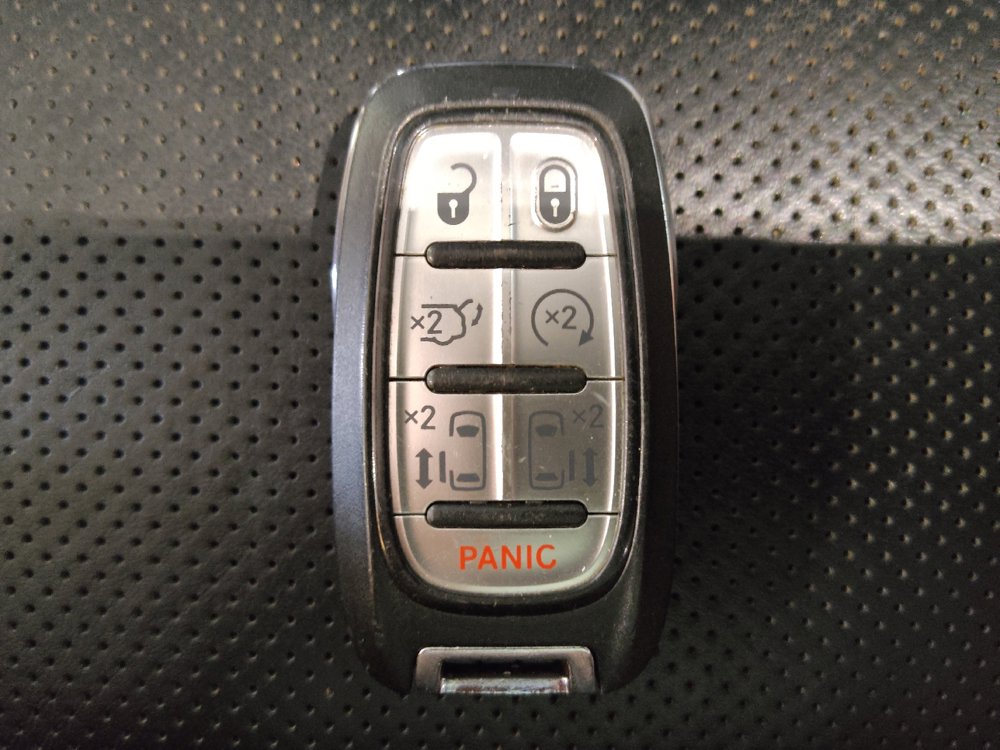 Used 2018 Chrysler Pacifica Limited FWD image 32