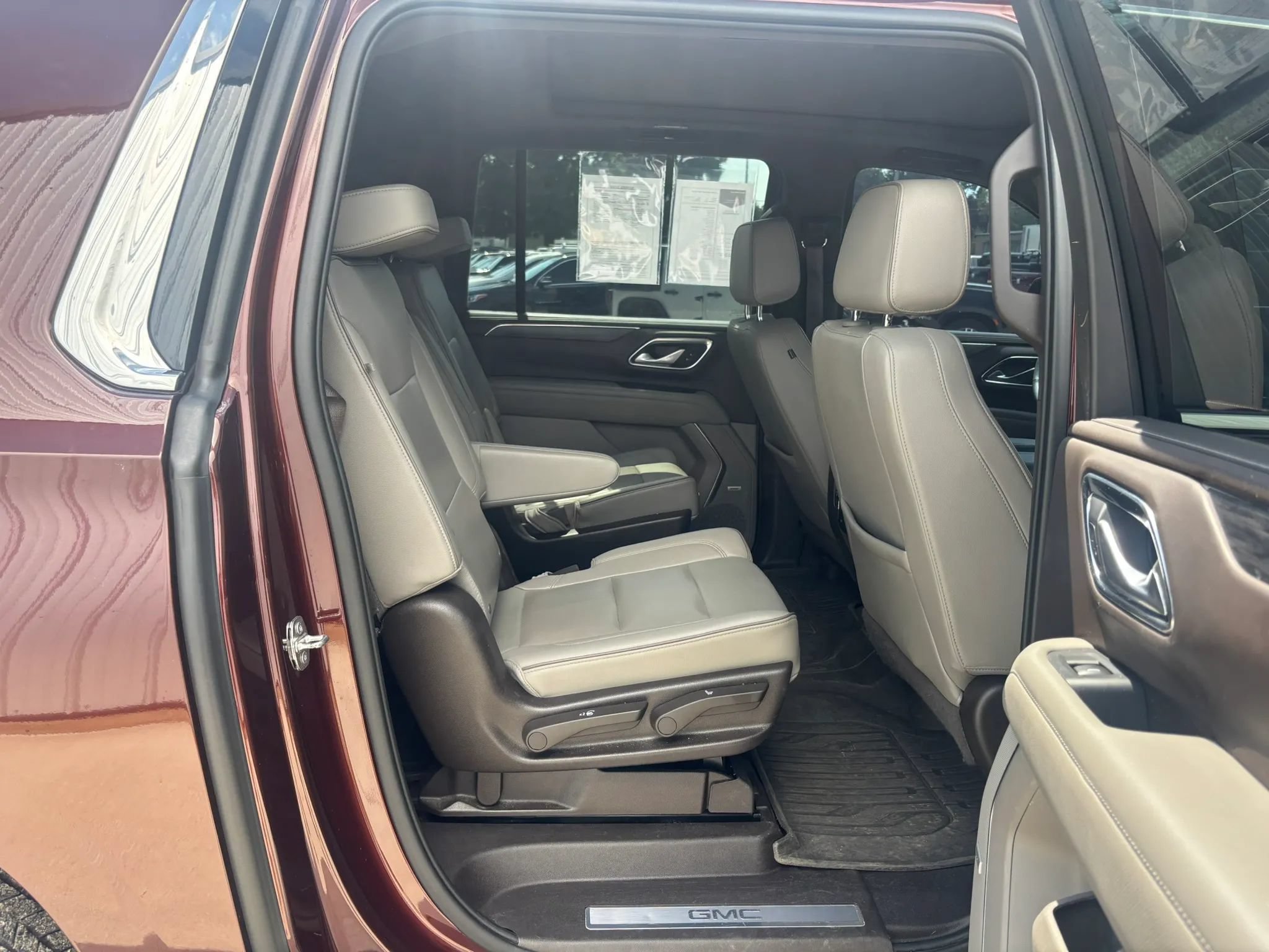 Used 2022 GMC Yukon XL SLT w/ SLT Premium Package AWD/4WD image 17