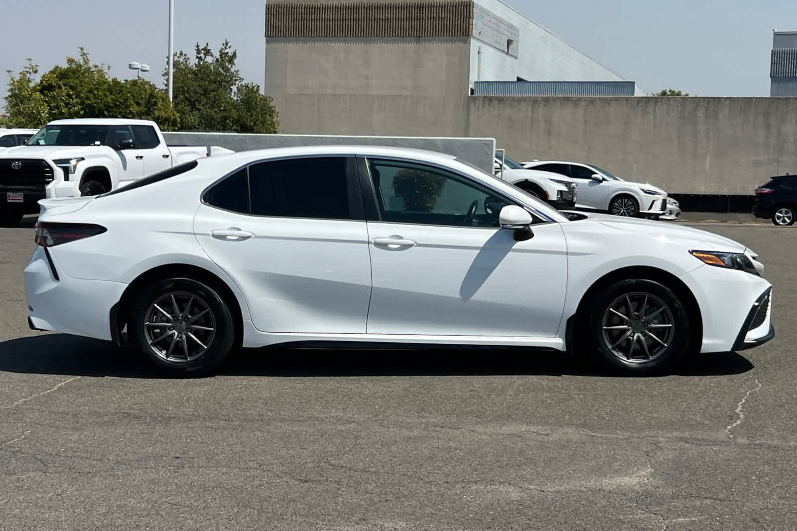 Used 2022 Toyota Camry SE FWD image 6