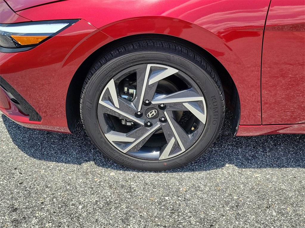 Used 2025 Hyundai Elantra SEL image 3