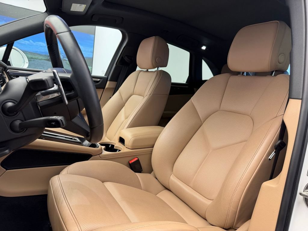 Certified 2024 Porsche Macan S AWD/4WD image 5