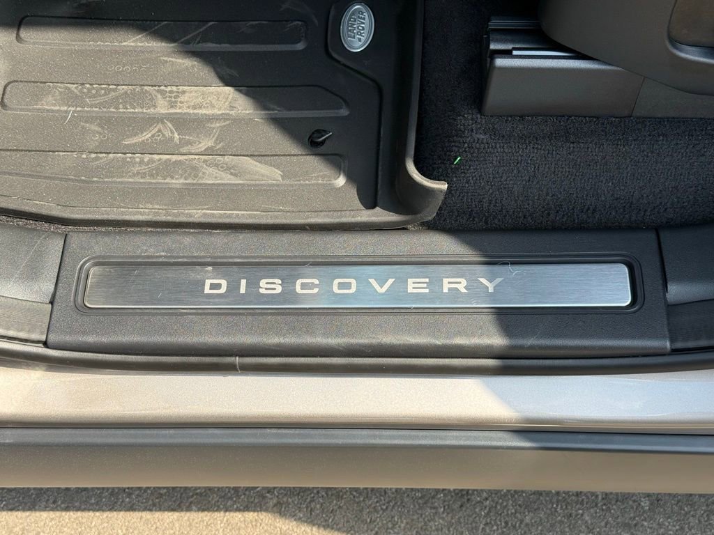 Certified 2025 Land Rover Discovery S image 13