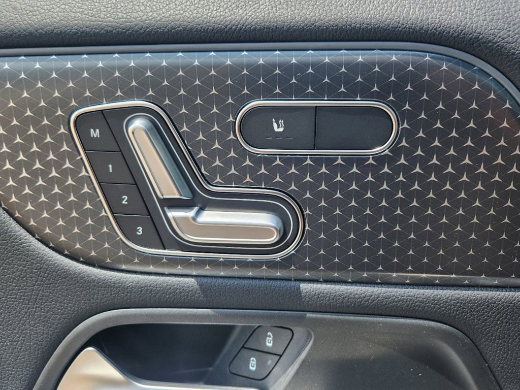 Used 2025 Mercedes-Benz GLA 250 4MATIC image 12