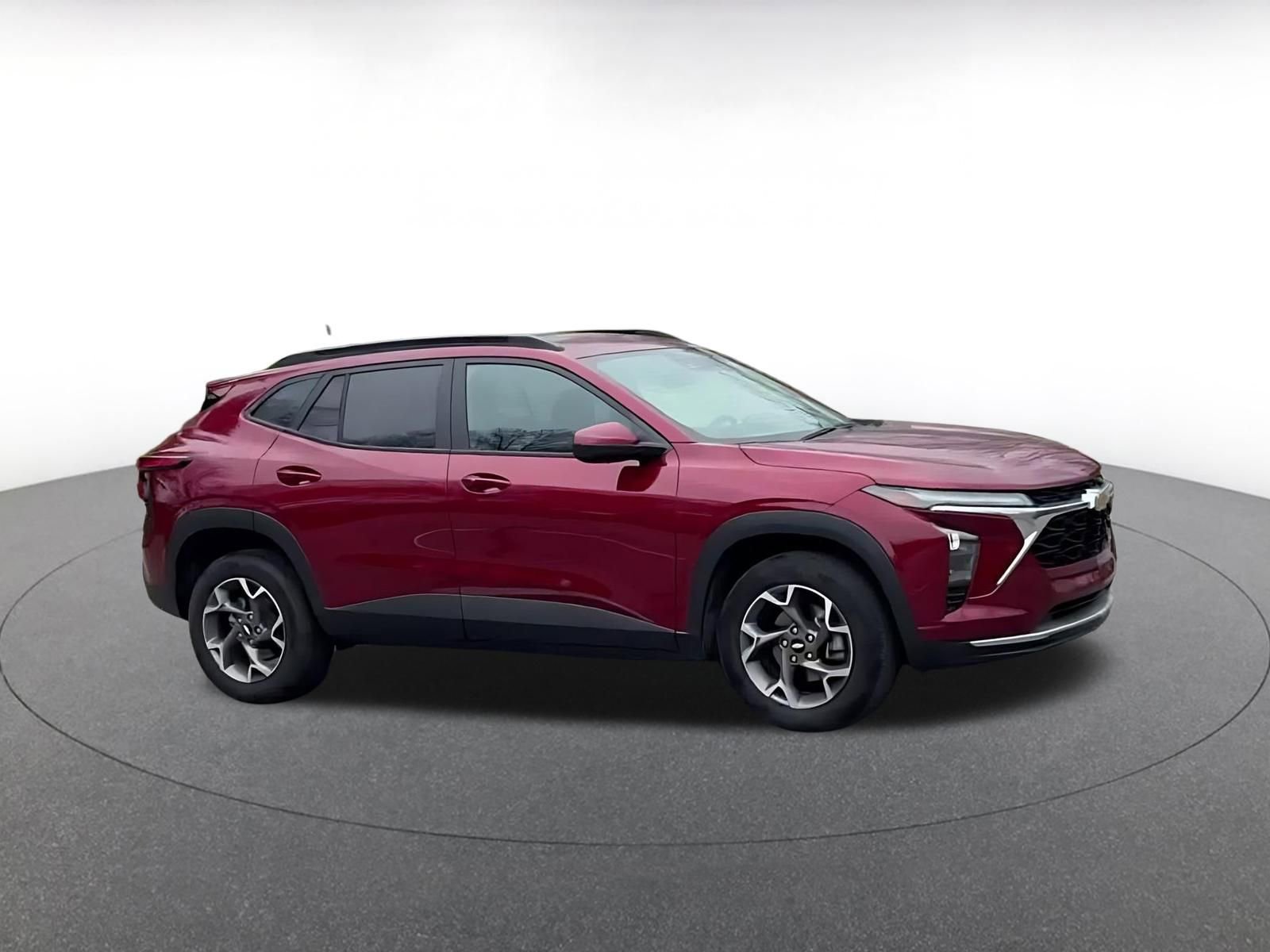 Used 2025 Chevrolet Trax LT image 2