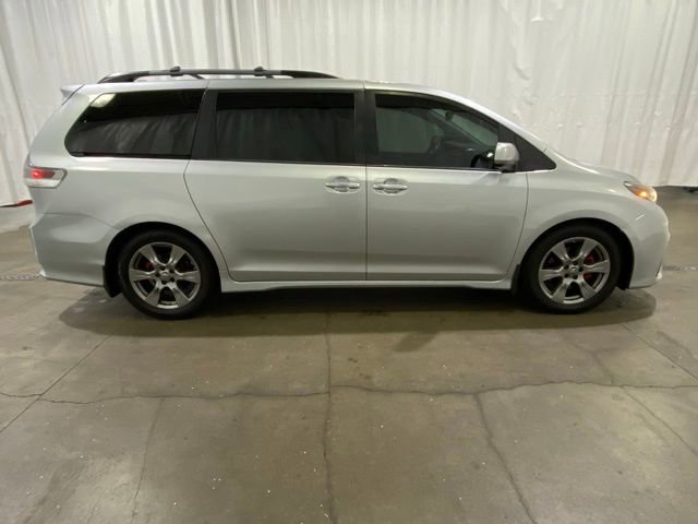 Certified 2019 Toyota Sienna SE Premium image 3