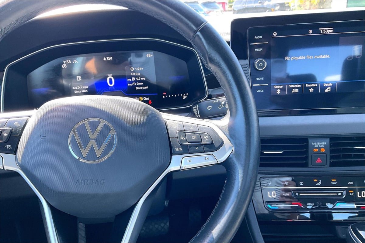 Used 2025 Volkswagen Jetta SE FWD image 15