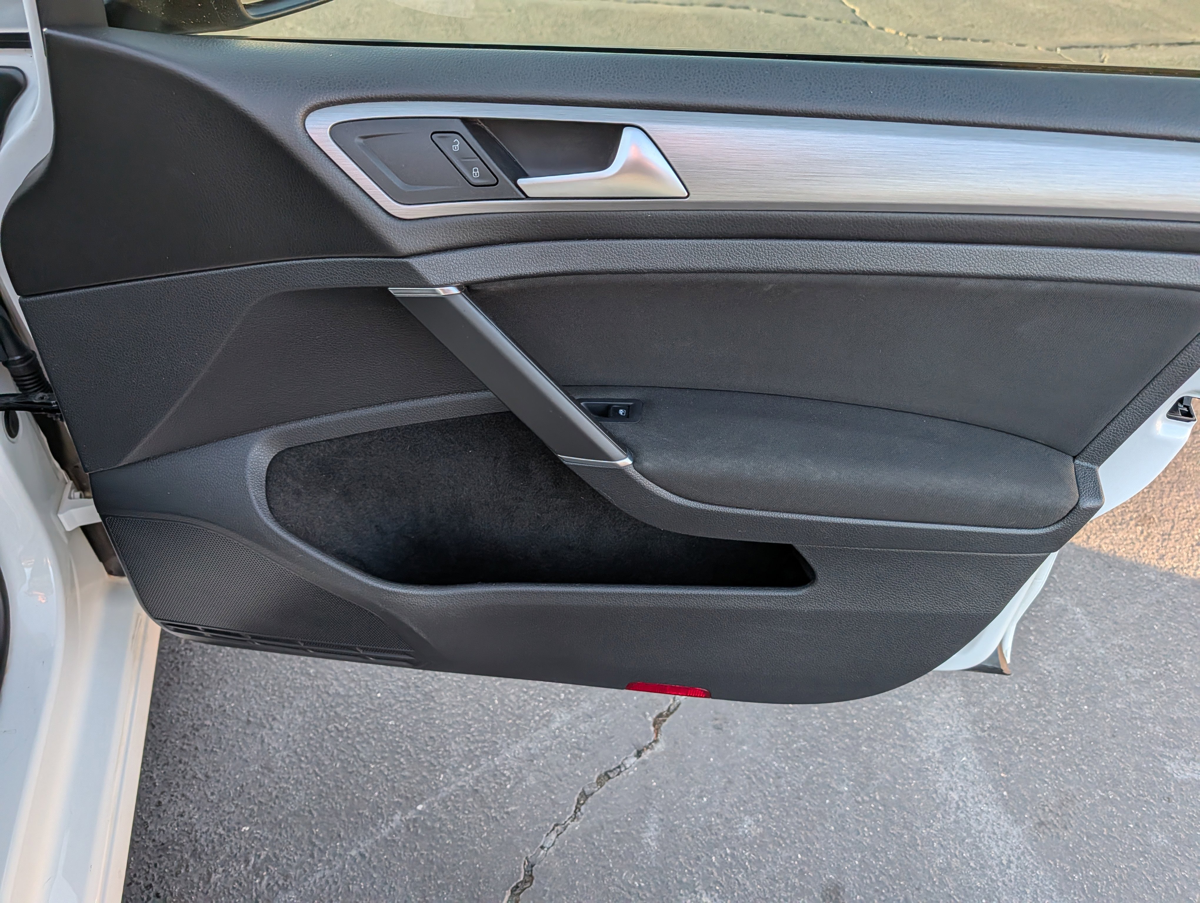 Used 2017 Volkswagen Golf S image 24