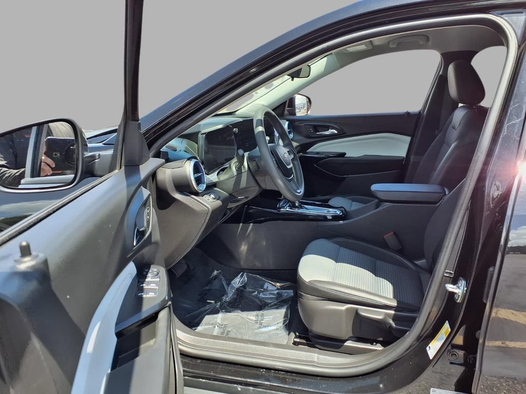 Used 2025 Chevrolet Trax LT FWD image 20