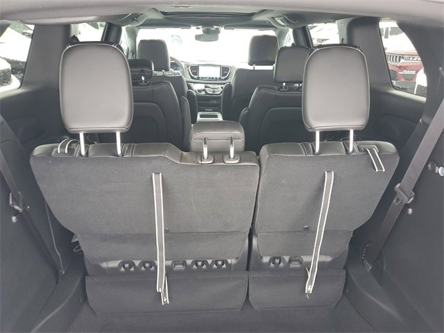 New 2026 Chrysler Pacifica Select image 7