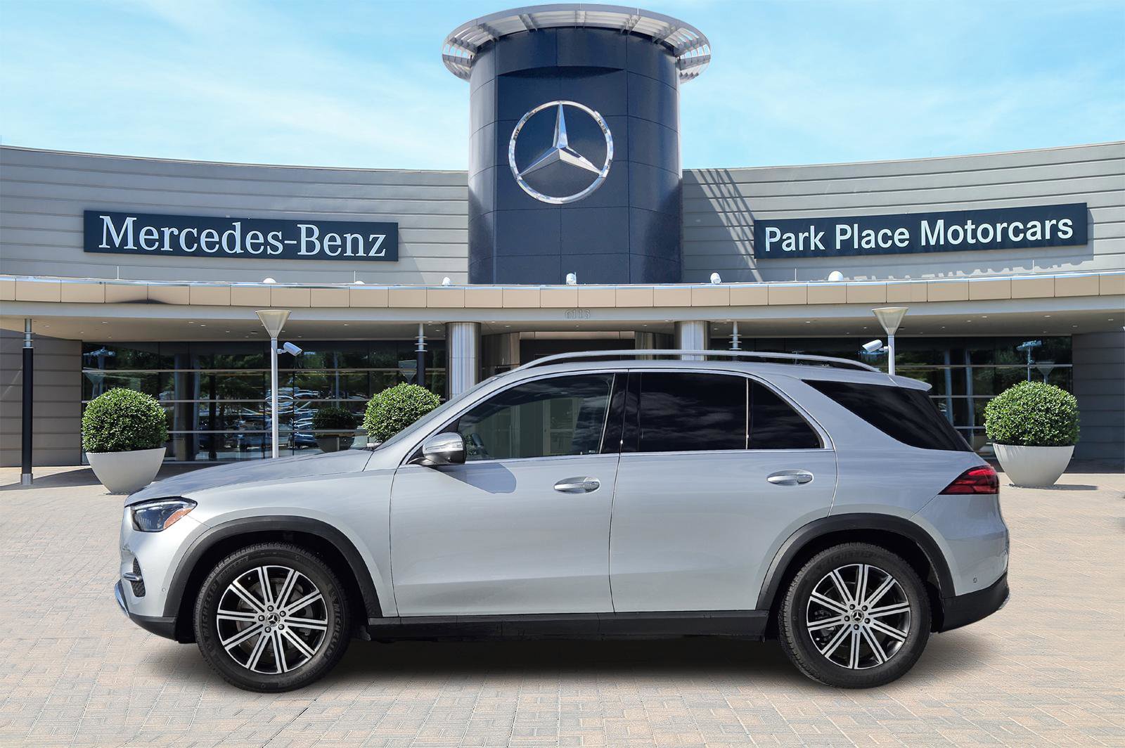 Certified 2025 Mercedes-Benz GLE 350 4MATIC image 3