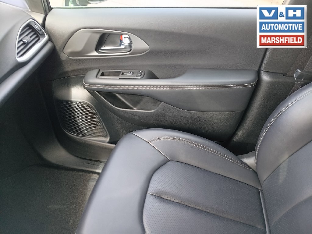 Used 2025 Chrysler Pacifica Select FWD image 15