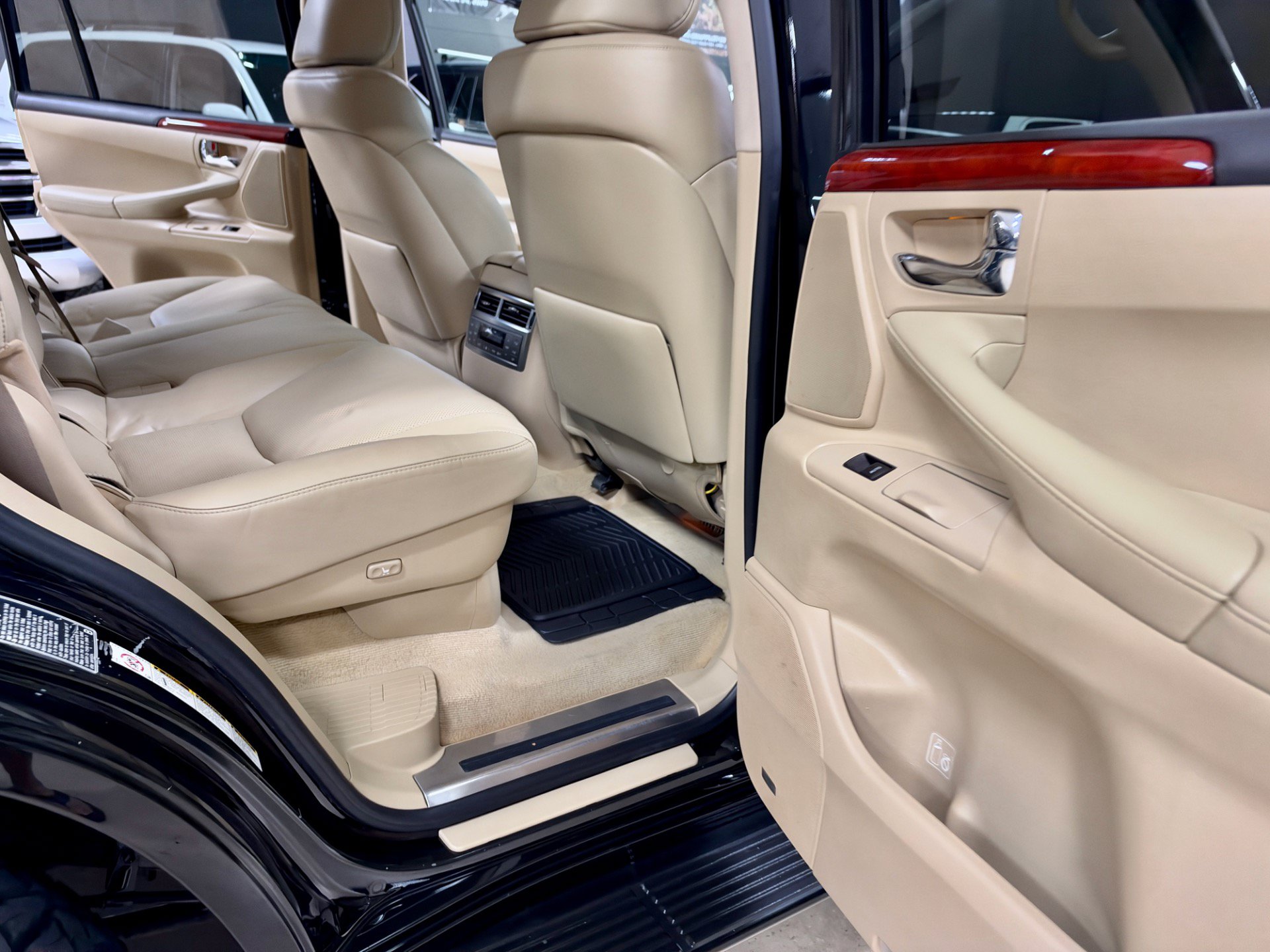 Used 2009 Lexus LX 570 4WD w/ Preferred Accessory Pkg image 25